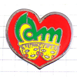 ピンバッジ・子どもたち真っ赤なハートCAM