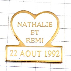 ピンバッジ・白いハート型ナタリーとレミ結婚式1992年8月22日