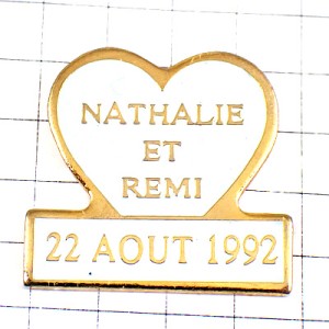 ピンバッジ・白いハート型ナタリーとレミ結婚式1992年8月22日