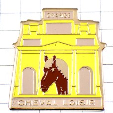 ピンバッジ・乗馬の馬と門ゲート