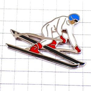 ピンバッジ・スキーヤー滑降する白いスキー服 SKIING FRANCE