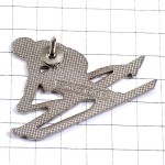 ピンバッジ・スキーヤー滑降する白いスキー服 SKIING FRANCE