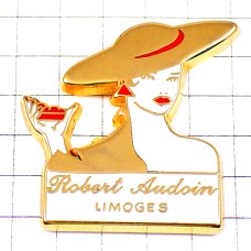 ピンバッジ・リモージュのお菓子エレガントな帽子の女の子 ROBERT-AUDOIN PATISSIER LIMOGES FRANCE ピンバッジ・リモージュのお菓子エレガントな帽子の女の子 ROBERT-AUDOIN PATISSIER LIMOGES FRANCE