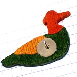 ピンバッジ・カモ鴨トリ木製の鳥