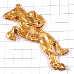 ピンバッジ・金色の馬に乗る人ゴールド乗馬