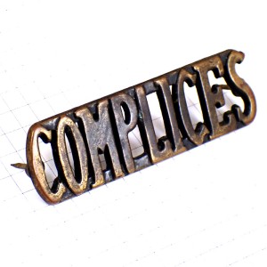 ピンバッジ・コンプリス洋服ブランド COMPLICE ブロンズ色アンティーク真鍮色 ピンバッジ・コンプリス洋服ブランド COMPLICE ブロンズ色アンティーク真鍮色