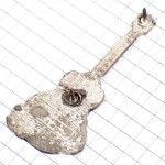 ピンバッジ・ハードロックカフェ店ホノルル花輪レイの巻き付いたエレキギター楽器/USAハワイ州アメリカ HARD-ROCK-CAFE GUITAR HONOLULU HAWAII HULA-DANCE