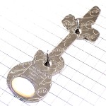 ピンバッジ・音楽エレキギター黒い楽器ハードロックカフェ/USA米国アメリカ HARD-ROCK-CAFE HRC GUITAR LOVE-ALL SERVE-ALL ALL-ACCES