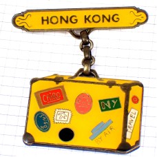 ピンバッジ・香港スーツケース黄色い旅行鞄カイロやニューヨーク HONG-KONG SUITCASE #BIG