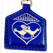 キーホルダー・キス鳥のカップル２羽ハートと家の屋根 PRONUPTIA FRANCE