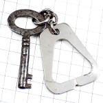 キーホルダー・銀色のカギ鍵シルバー