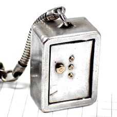 キーホルダー・金庫「開けて」フランス語シルバー銀色 COFFRE-FORT OUVREZ-MOI キーホルダー・金庫「開けて」フランス語シルバー銀色 COFFRE-FORT OUVREZ-MOI