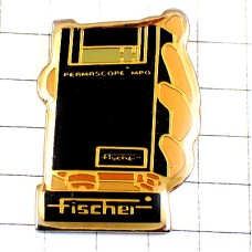 ピンバッジ・手の中のフィッシャーインストルメンツ社ポケットタイプ小型膜厚計