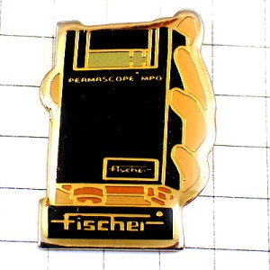 ピンバッジ・手の中のフィッシャーインストルメンツ社ポケットタイプ小型膜厚計