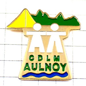 ピンバッジ・手をつなぐ二人カップル黄色いテント緑の木々キャンプ中