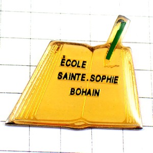 ピンバッジ・学校の白い本と緑色の鉛筆エンピツ文房具