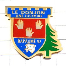 ピンバッジ・バポーム３つの手のひらの紋章モミの木や白い鳥 LE-DONJON BAPAUME FRANCE
