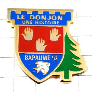 ピンバッジ・バポーム３つの手のひらの紋章モミの木や白い鳥 LE-DONJON BAPAUME FRANCE