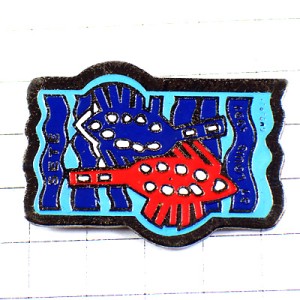 ピンバッジ・赤や青の魚たちと水草