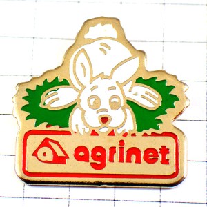 ピンバッジ・草むらの白いウサギ兎