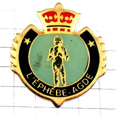 ピンバッジ・アグド赤い王冠と若者の彫像の紋章 AGDE FRANCE