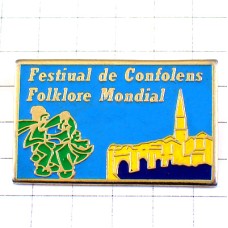 ピンバッジ・民族衣装でダンス民族舞踊コンフォラン橋のある町の風景 FOLK FESTIVAL CONFOLENS FRANCE