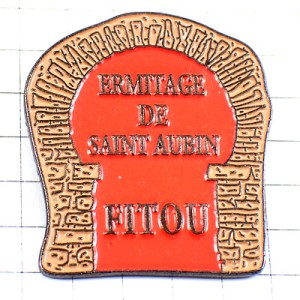 ピンバッジ・ワイン葡萄酒の蔵セラー石造り FITOU CORBIERES AUDE WINE FRANCE