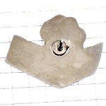 ピンバッジ・赤い薔薇バラをくわえた帽子の男ローズ新聞紙 VENDREDI FRANCE