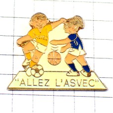 ピンバッジ・サッカー選手の男の子バスケットボール選手の女の子 ピンバッジ・サッカー選手の男の子バスケットボール選手の女の子