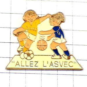 ピンバッジ・サッカー選手の男の子バスケットボール選手の女の子