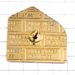 ピンバッジ・橋と水辺の建物