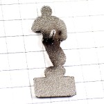 ピンバッジ・サッカー選手ユニフォーム真っ白ボール球