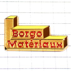 ピンバッジ・階段状に積み上げた資材