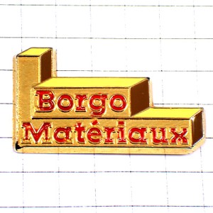 ピンバッジ・階段状に積み上げた資材