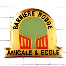 ピンバッジ・赤い門エコール学校