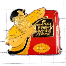 ピンバッジ・オイル給油機によりかかるガソリンスタンド店員