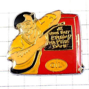 ピンバッジ・オイル給油機によりかかるガソリンスタンド店員