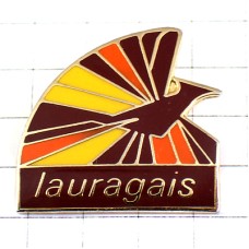 ピンバッジ・羽根を広げたブラウン系のグラデーション孔雀トリ鳥