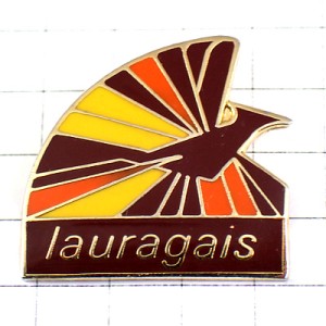 ピンバッジ・羽根を広げたブラウン系のグラデーション孔雀トリ鳥