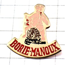 ピンバッジ・ボリーマヌー酒樽の上でワインを飲むボルドー産 BORIE-MANOUX BORDEAUX FRANCE