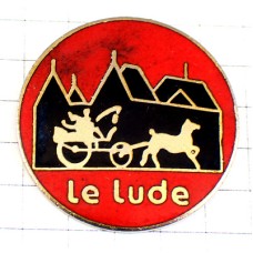 ピンバッジ・１頭立ての馬車と街の黒い影 LE-LUDE DILIGENCE CALECHE
