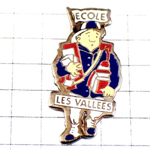 ピンバッジ・荷物の多い学生さん