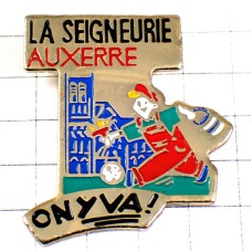 ピンバッジ・ペンキ塗り職人行くぞ！サッカーボール球 PAINTING SEIGNEURIE AUXERRE FRANCE