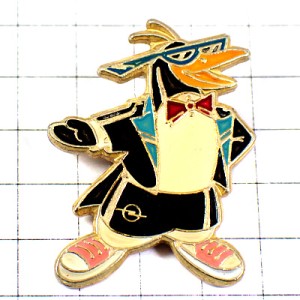 ピンバッジ・サングラスのペンギン車オペル蝶ネクタイにピンク色のスニーカー靴 OPEL GERMANY