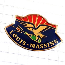 ピンバッジ・シャンパーニュ瓶シャンパン酒ボトルをつかんで飛ぶ鳥 CHAMPAGNE LOUIS-MASSING FRANCE