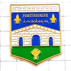 ピンバッジ・古い橋と百合の紋章 PONTFAVERGER LYS FRANCE