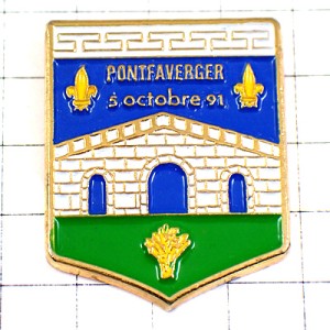 ピンバッジ・古い橋と百合の紋章 PONTFAVERGER LYS FRANCE