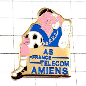 ピンバッジ・電話中のサッカー選手