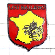ピンバッジ・民族衣装フランス地図の紋章オーヴェルニュの歌バイレロ LOU-BAILERO FRANCE