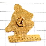 ピンバッジ・スキーヤー青いパンツ赤い帽子トリコロールカラースキークラブ